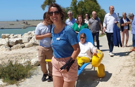 Mme le maire de Port des Barques installée dans le tiralo, Tiralo tiré par la présidente du Rotary Club Tonnay Charente Estuaire
